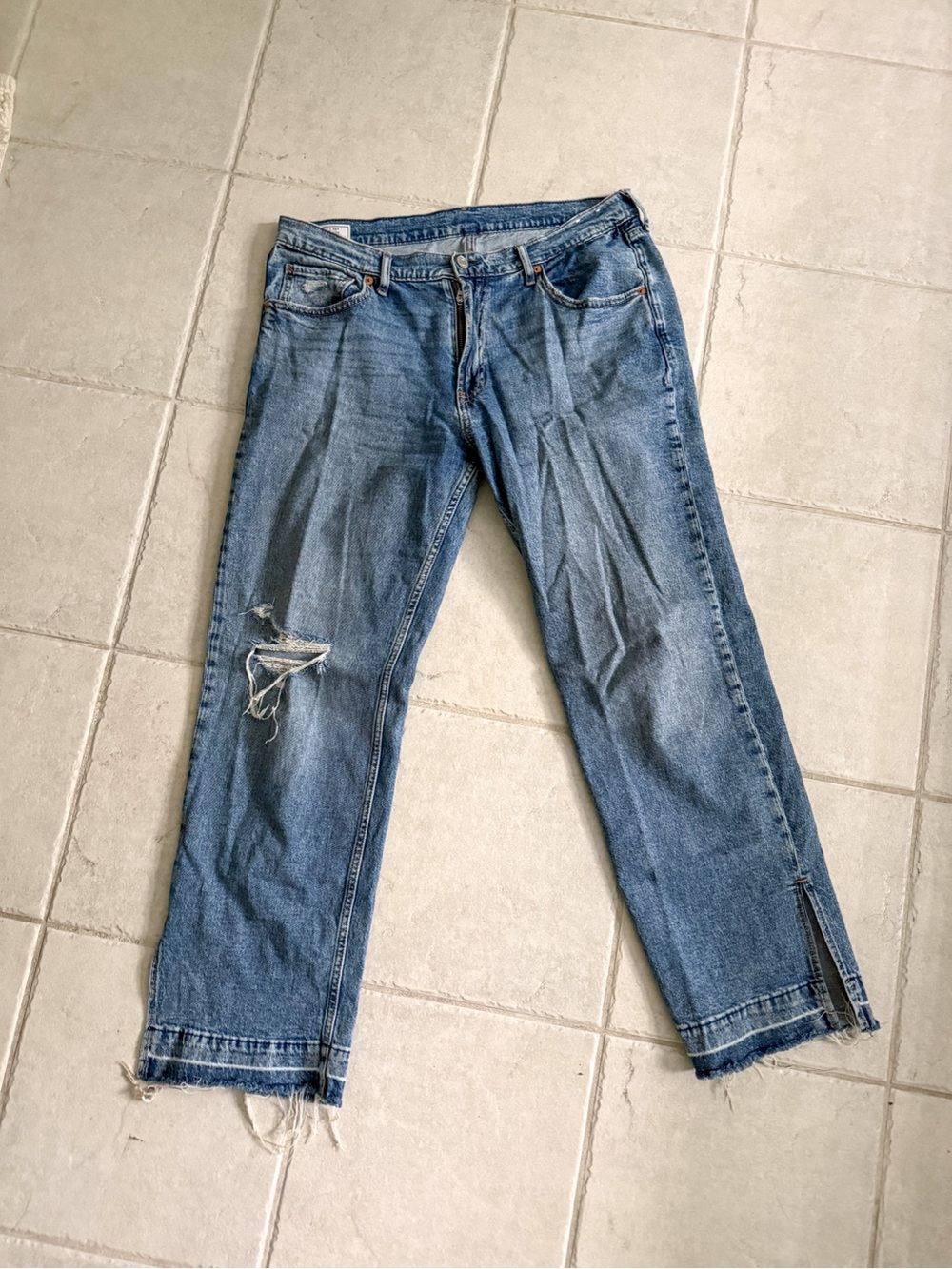 GAP Women’s 90’s Loose Mid Rise Jeans with Distressed Knee